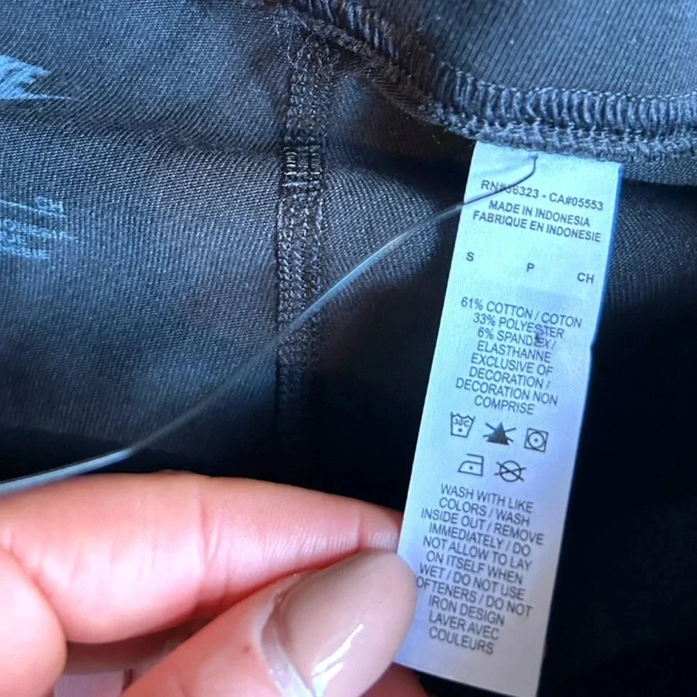 NIKE Tight Fit Mid Rise 7/8‎ Length Black Leggings Size S Women’s NWT